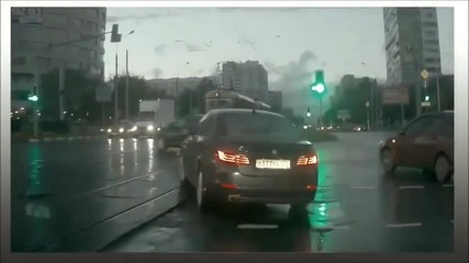 Вижте тези кадри! Кола – призрак предизвика катастрофа на кръстовище в Русия!