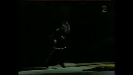 А ето как танцува Omer Bhatti 