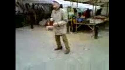 вижте как танцува тоя дядо !!!!смях !!!!! 
