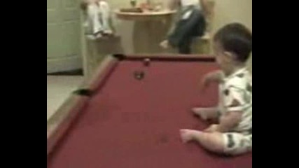 Бебе играе билярд :)