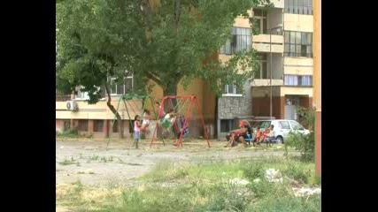 Цигани унищожават детска площадка
