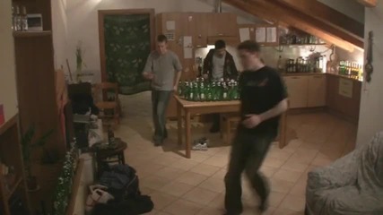 изпълнение с празни бутилки 