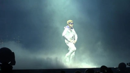 Justin Bieber - Love Me + Start Of The Concert ( Berlin Live )