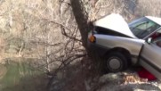 ТЕЖЪК УДАР: Кола полетя към дърво в Кресненското дефиле