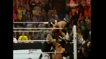 Rey Mysterio се завръща и помага на приятелите си срещу The Shield и The Wyatt Family - 18/11/13