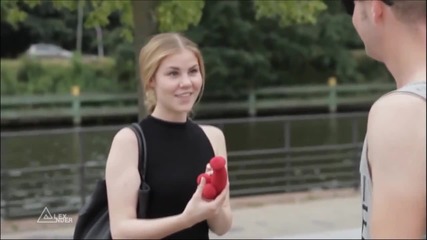Колко са топките ? Уличен фокусник разкрива мръсното подсъзнание на жените !