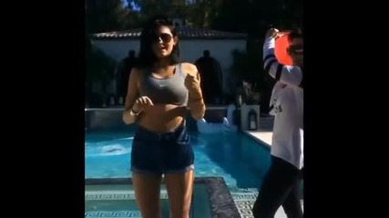Kylie Jenner Als Ice Bucket Challenge 'ice Buckey Challenge'