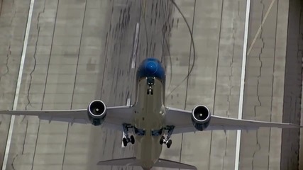 Боинг 787-9 Дриймлайнер извършва откачено излитане