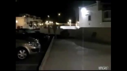 Гол Мъж Се Удря В Стъкло Смях
