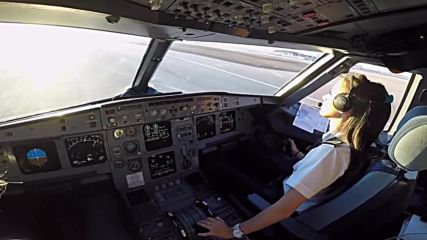 Красива жена пилот приземява Еърбъс А320