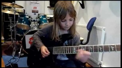 Талантливо момиченце свири на китара - Stratovarius - Stratosphere