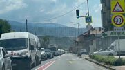Валяк падна от автовоз и удари кола в Кресненското дефиле, блокира движението към Гърция