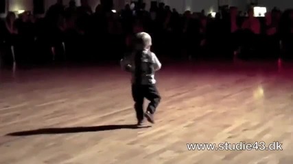 Хлапе обра аплодисментите на публиката с танца си ..