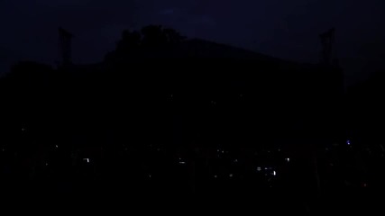 (hd) Българка размахва знамето на концерт на Dj Tiesto в парк виктория - 16 - 18 секунда 