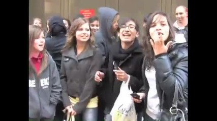 Selena Gomez Has A Lot Of Fans In Paris 
