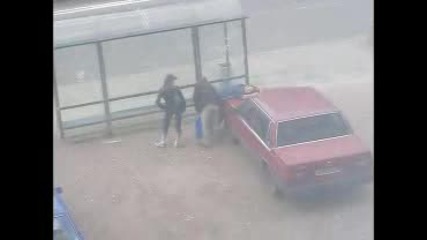 Обират пиян руснак на спирка 