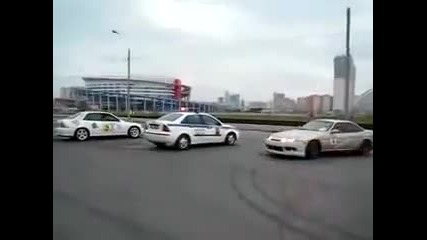 Правене на дрифт около полицейска кола