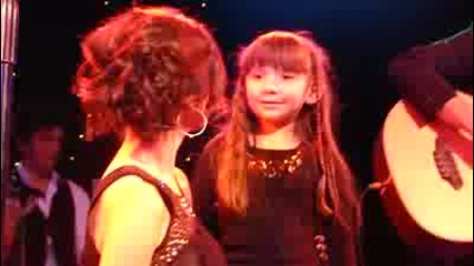 Selena Gomez sing with little girl