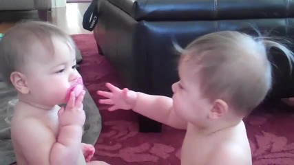 Малки бебоци се карат за един беберон