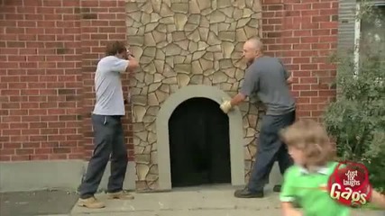 Скрита камера - Дете минава през тухлена стена