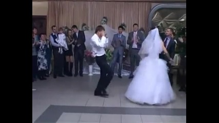 Младоженци показаха стил в танците!