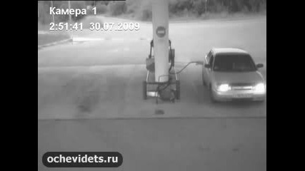 Голи пасажери на бензиностанция 