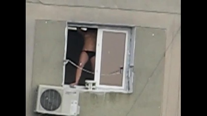 Жена боядисва прозорец полугола 