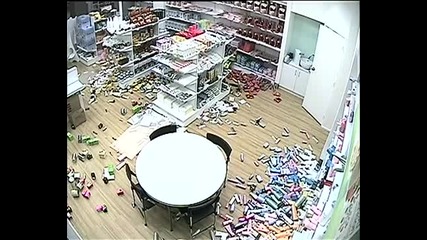 земетресение заснето от камери на магазин