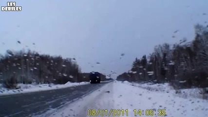 Камион се разбива в кола