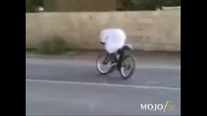 арабин прави с колело дрифтове 