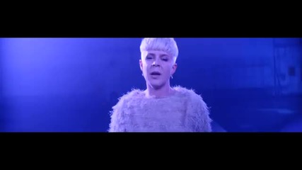 Премиера...! Robyn - Call Your Girlfriend ( Високо Качество )