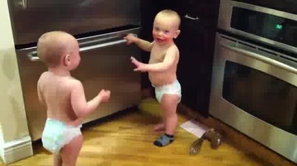 близнаци си говорят на бебешки много смях