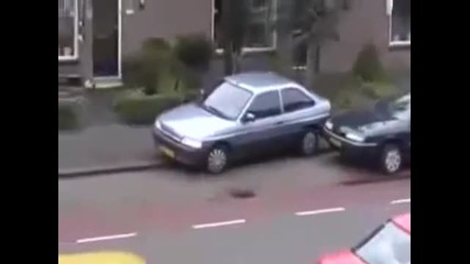 Как паркира блондинката ? 