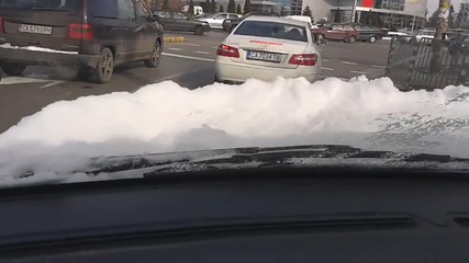 Купчина сняг на предния капак :)