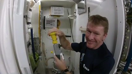 Астронавт показа как се ползва тоалетна в безтегловност