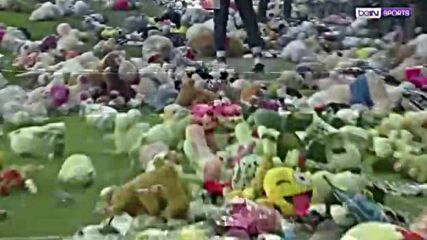Стотици плюшени играчки полетяха към терена на мача „Бешикташ” - „Анталияспор”