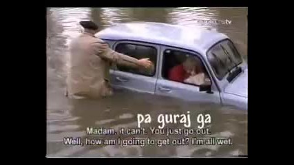 Баба не иска да слиза от наводнена кола : - ) 