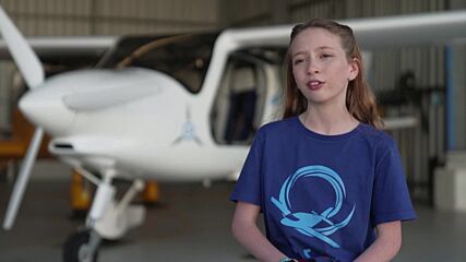Сбъдната мечта: 10-годишно момиче се обучава за пилот на самолет (ВИДЕО)