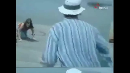 Голяма риба изяжда малко кученце
