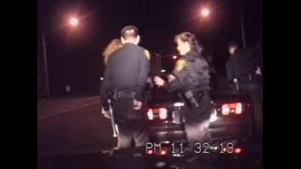 Щатски полицаи арестуват пияната сестра на колегата си! 