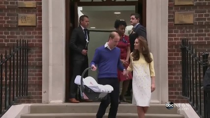 Принц Уилям и Кейт напуснаха болницата с новородената им дъщеря