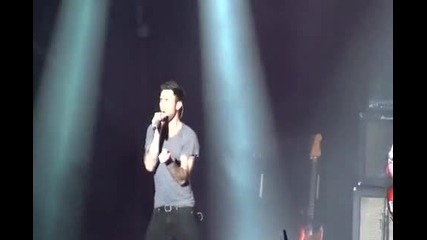 Maroon 5 - Never Gonna Leave This Bed [live]