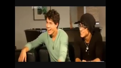 Demi Lovato and Jonas (funny)