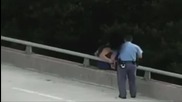 Полицай спасява мъж, който прави опит за самоубийство