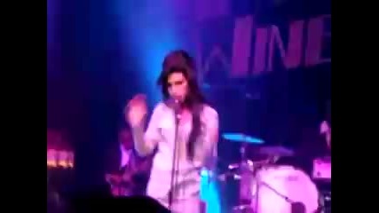 Amy Winehouse Takes a bump of cocaine at her Concert 