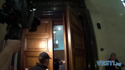 Радослав Колев крие лицето си на влизане в съда