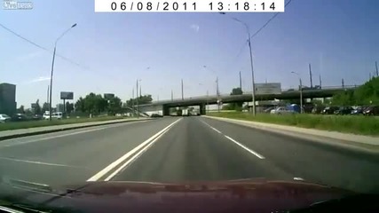 Камион минава през лека кола