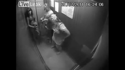 Какво правят момичетата в асансьор ?