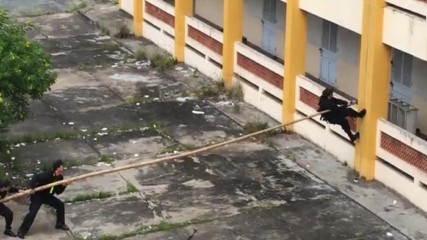 Виетнамски спец. части на тренировка показват как се прониква във висока сграда без въже!
