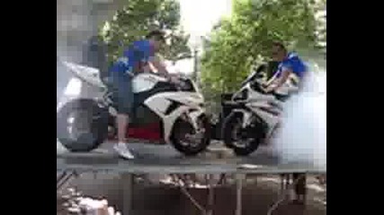 YAMAHA R1 Vs HONDA CBR 1000RR Burnout